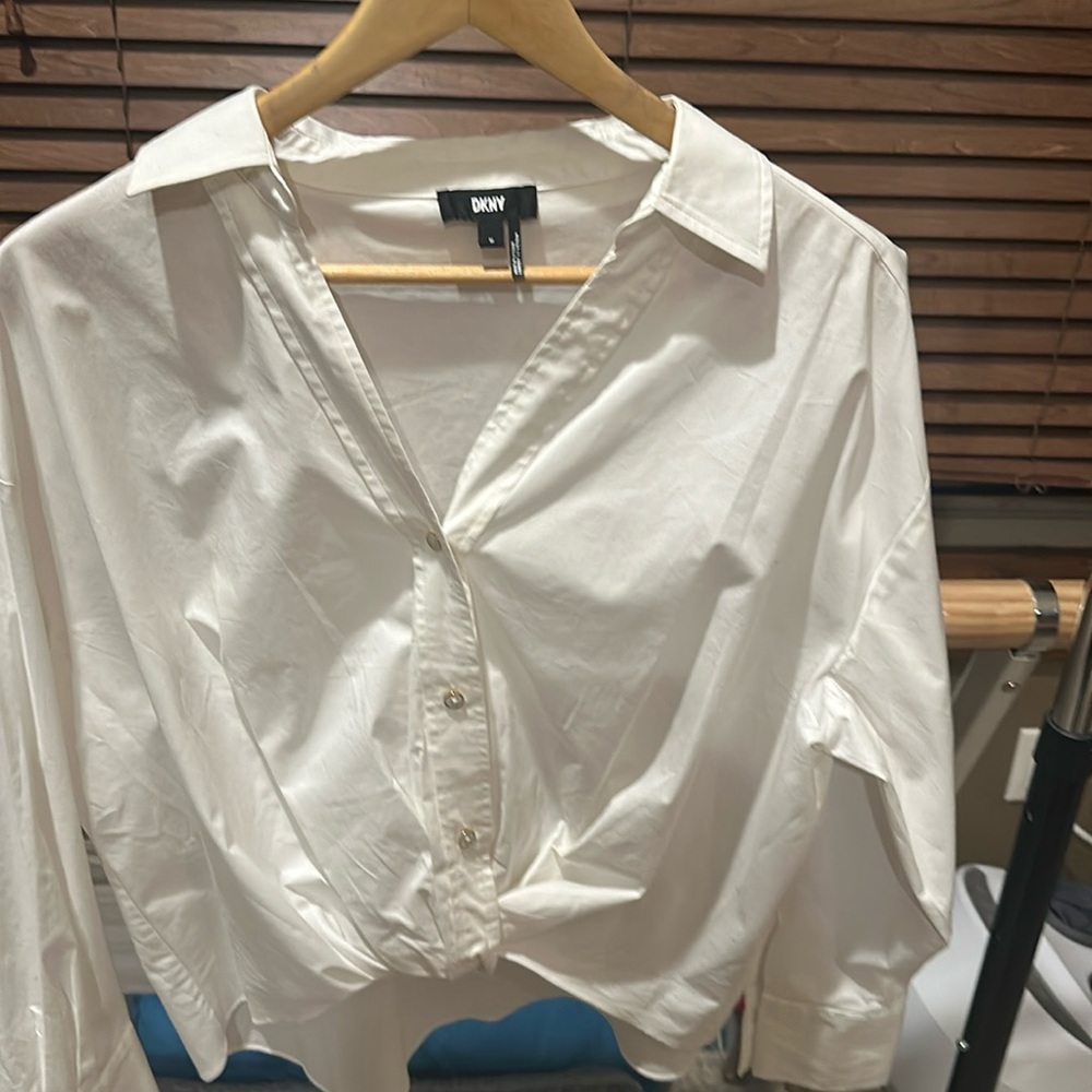 NWOT DKNY size M high low white cotton blouse.